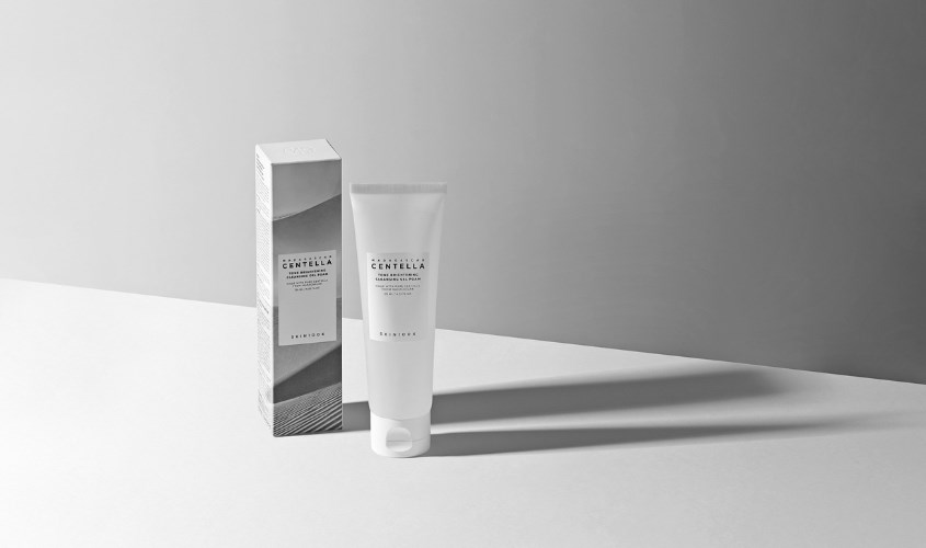 Dùng gel rửa mặt dưỡng sáng da Skin1004 Madagascar Centella Tone Brightening Cleansing Gel Foam 125 ml trước khi đắp mặt bằng sữa bột trẻ em