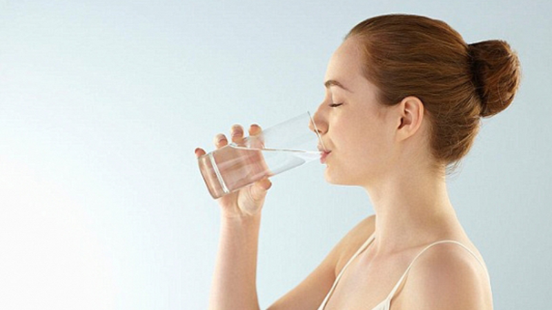 Uống nhiều nước giúp hỗ trợ giảm cân