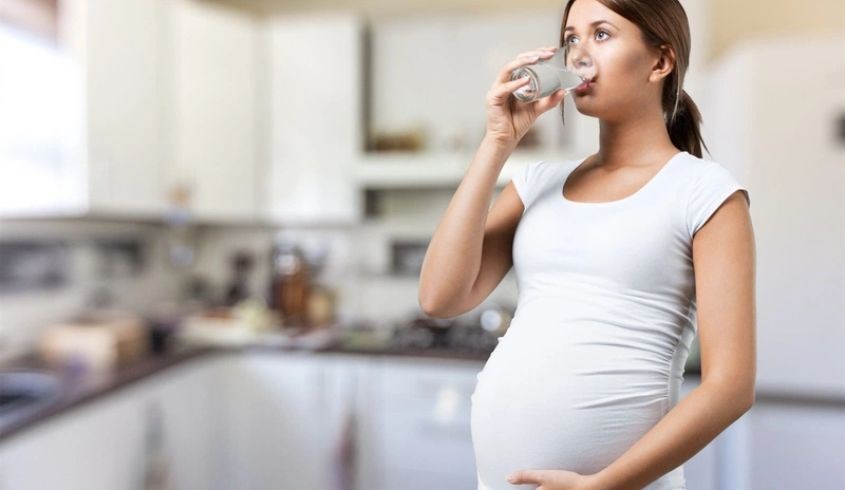 Các mẹ nên sử dụng nước khoáng thường thay vì nước khoáng có ga