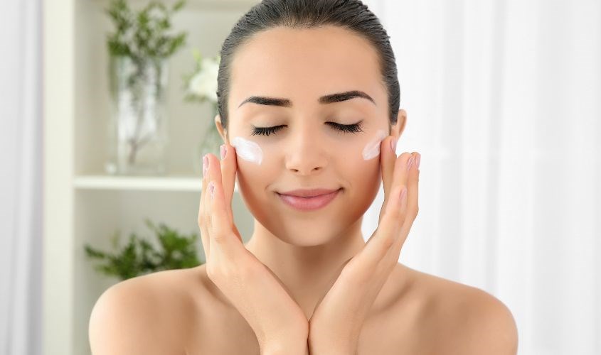 Mẹ nên dành thời gian thư giãn, nghỉ ngơi để giảm căng thẳng cho làn da sau sinh