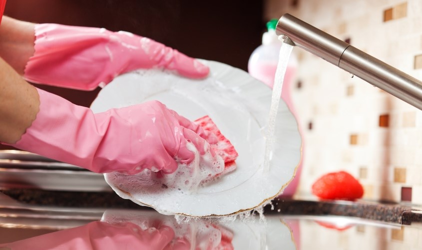 Nước rửa chén thông thường dễ gây nên ảnh hưởng xấu cho sức khỏe của bé