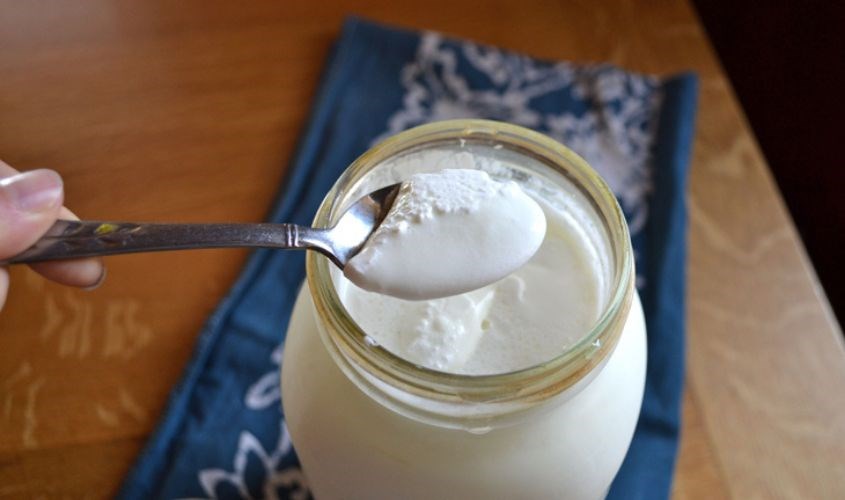 Không nên ăn sữa chua bị nhớt