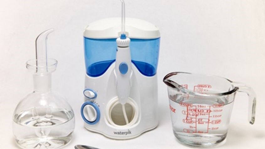 Đổ hết nước thừa trong máy tăm nước ra ngoài 