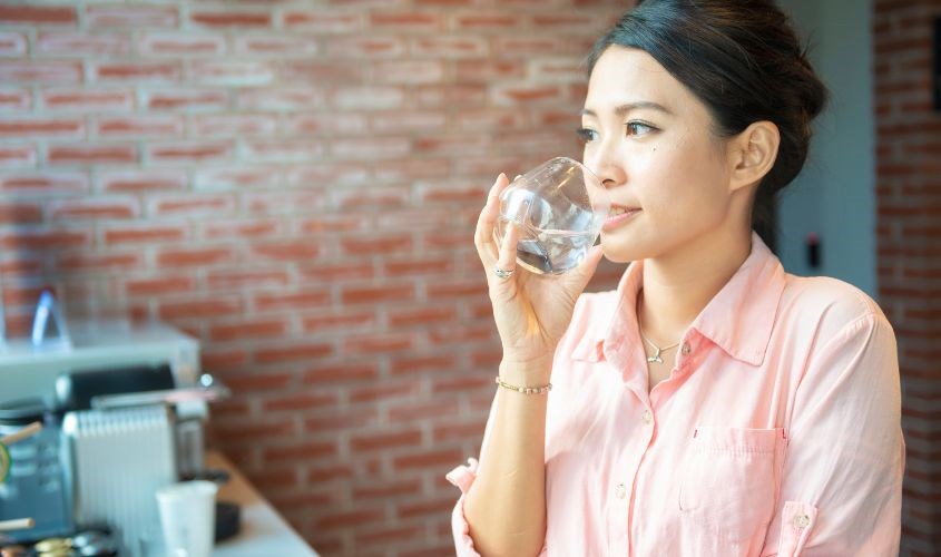 Mẹ nên cung cấp đủ nước mỗi ngày để cấp ẩm cho da