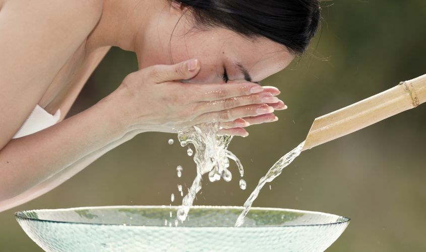 Mẹ nên làm sạch da mặt với nước ấm để loại bỏ bụi bẩn