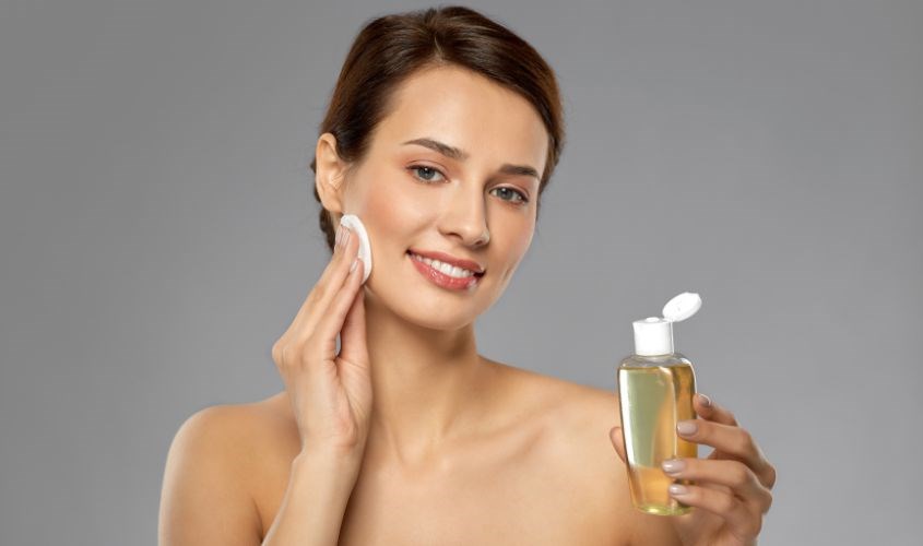 Dùng toner để cấp ẩm cho da