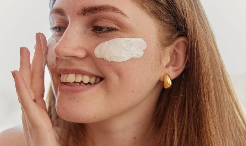 Mẹ hãy bảo vệ da bằng cách bôi kem chống nắng