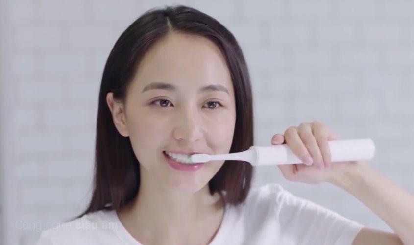 Thiết kế lông bàn chải khớp với cấu trúc răng, có tác dụng làm sạch toàn diện