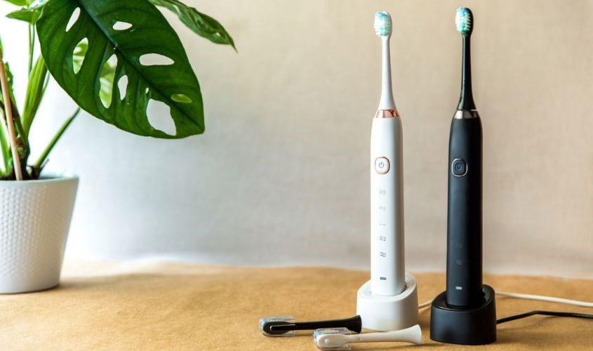 Bàn chải điện Lock&Lock có cấu tạo gồm thân máy và đầu bàn chải