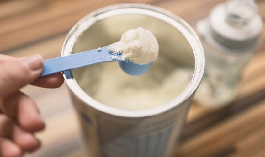 Thả sữa vào cốc hoặc bình