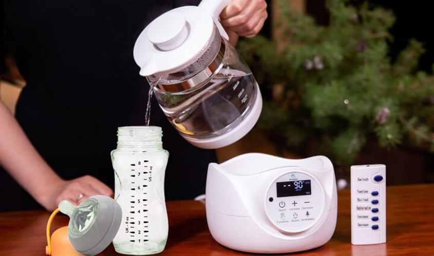 Thêm nước ấm vào sữa