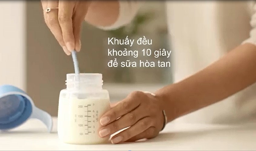 Khuấy đều sữa