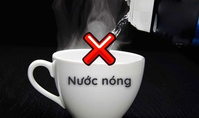 Không nên dùng nước nóng để pha sữa