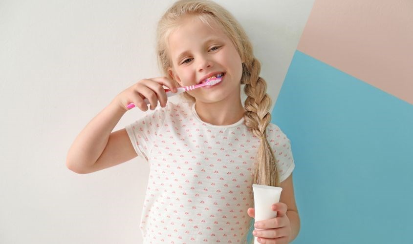 Không nên chọn kem đánh răng tạo nhiều bọt cho bé