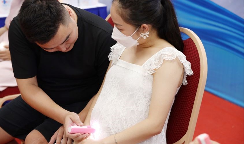 Dùng ánh sáng từ đèn pin để thai giáo thị giác cho thai nhi với tần suất vừa phải