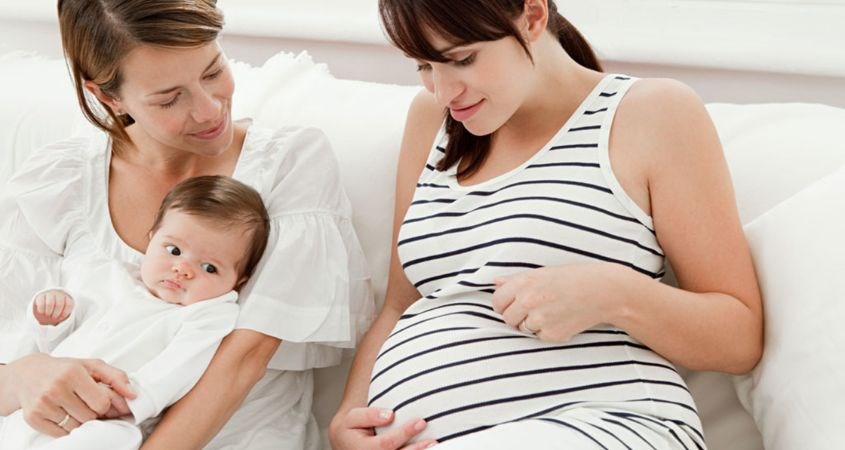 Mẹ bầu có thể đến thăm mẹ mới sinh để được chia sẻ thêm kinh nghiệm
