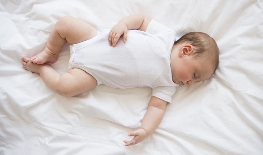 Bé sơ sinh cần rất nhiều thời gian để ngủ nên không nên đánh thức bé