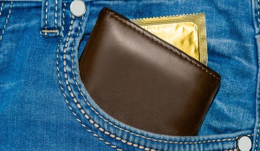 Không nên bảo quản bao cao su trong túi quần Không nên bảo quản bao cao su trong túi quần