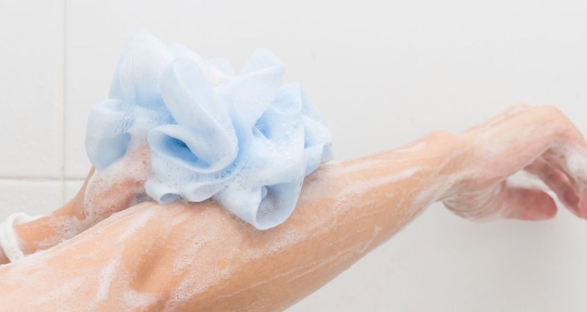 Nên tạo bọt bông tắm với sữa tắm trước khi thoa trực tiếp lên da