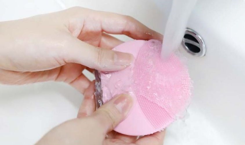 Foreo có bán nước Silicone Cleaning Spray giúp vệ sinh đầu cọ máy rửa mặt