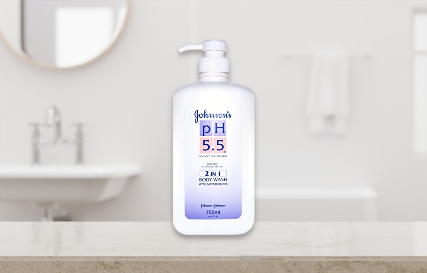 Sữa tắm Johnson's pH 5.5 (2 trong 1) dưỡng ẩm hương dịu nhẹ 750 ml