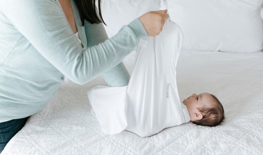 Kéo góc trái của khăn rồi quấn chéo