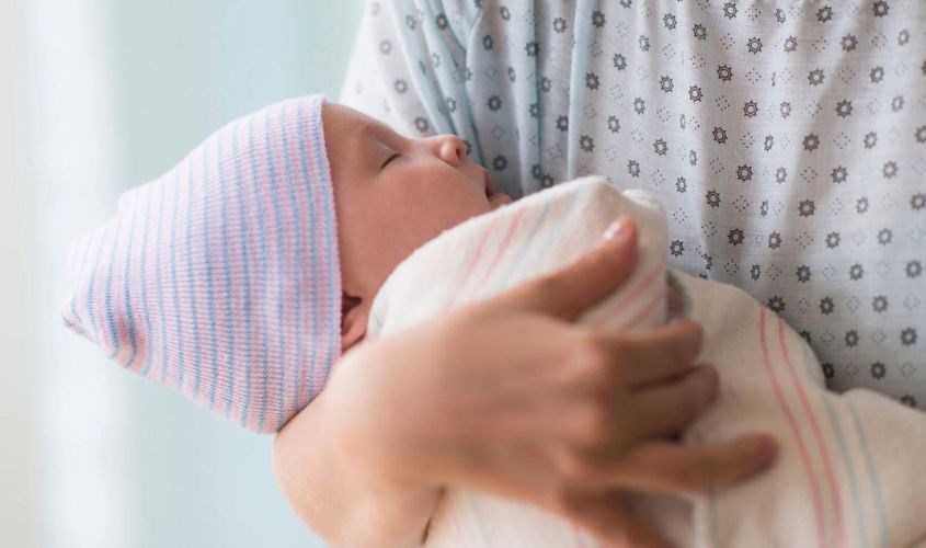 Việc quấn khăn giúp bé không bị sốc nhiệt và cũng giúp bố mẹ bế bé dễ dàng hơn