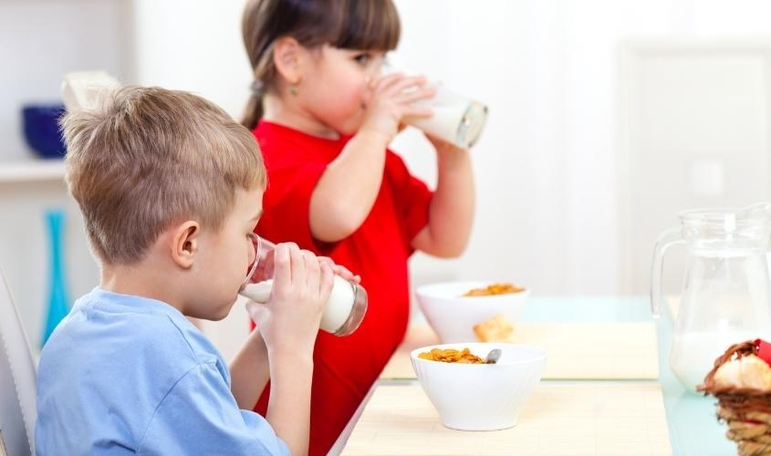 Không nên cho trẻ uống quá 1 lít sữa mỗi ngày