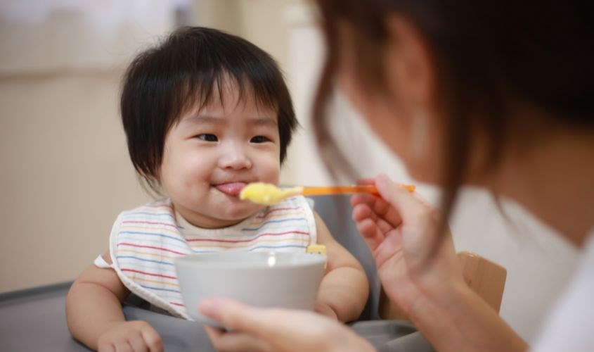 Mẹ nên tập cho bé ngồi ăn dặm