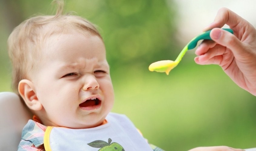 Không nên cho con ngồi trên ghế ăn dặm quá 30 phút vì có thể khiến con khó chịu