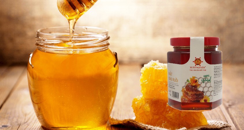 Sử dụng Mật ong ruồi nguyên chất Xuân Nguyên 160 ml để nấu chung với yến