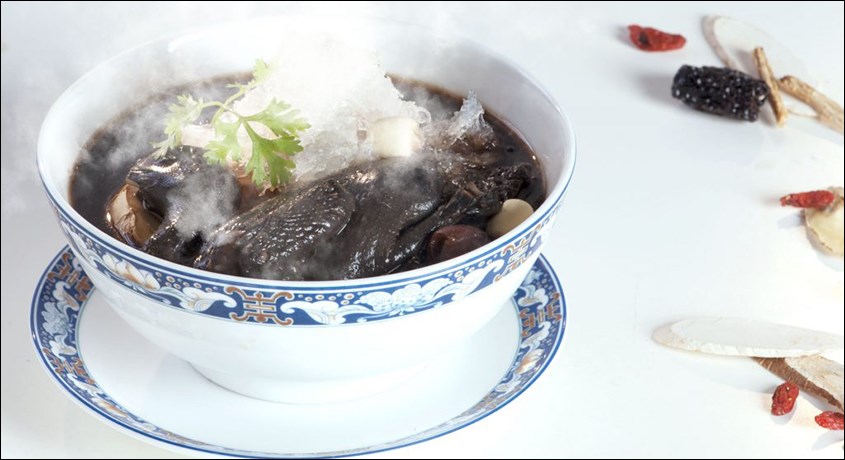 Chưng yến với gà ác