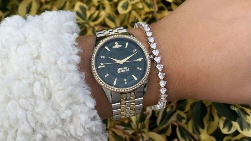 Mẹo đeo đồng hồ và lắc tay: Các mẹo đeo đồng hồ và lắc tay dưới đây sẽ phù hợp với túi tiền và phong cách của bạn. Để tạo nên phong cách độc đáo, bạn có thể chọn đồng hồ và lắc tay với màu sắc hoặc kiểu dáng tương tự. Hãy tận dụng sự kết hợp này cho phong cách thời trang đặc biệt của mình.