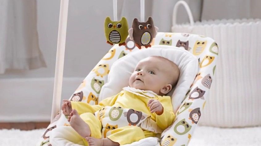 Bé sử dụng ghế rung Joie