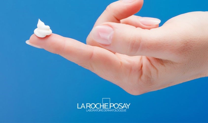 Sử dụng một lượng kem dưỡng La Roche-Posay B5 vừa đủ