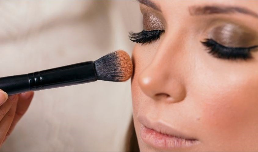 Trang điểm khiến tình trạng mụn thêm tồi tệ