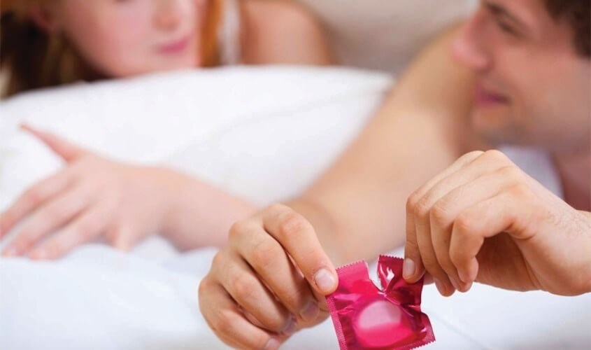 Xé bao bì để lấy bao su ở trên trong