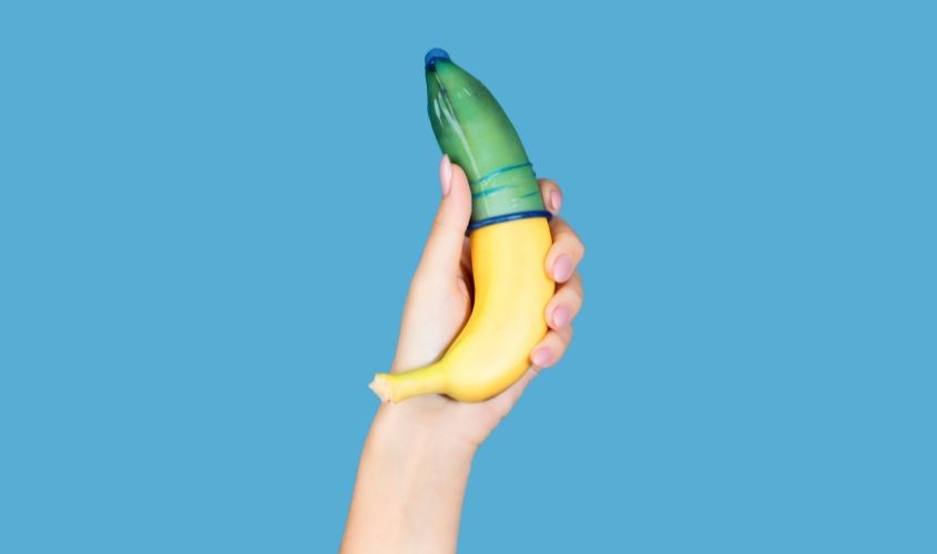 Đeo bao su vào bao quy đầu sau đó kéo phủ hết toàn bộ dương vật