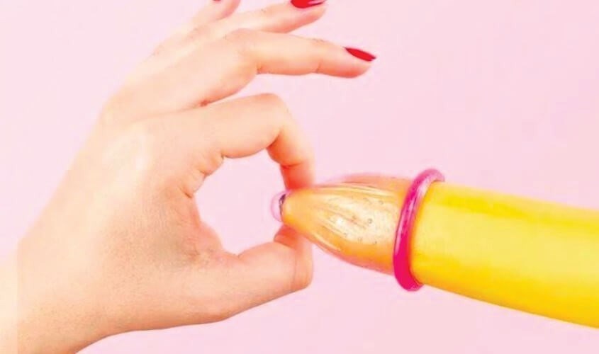 Giữ đầu bao cao su và gỡ bao cao su ra khỏi dương vật