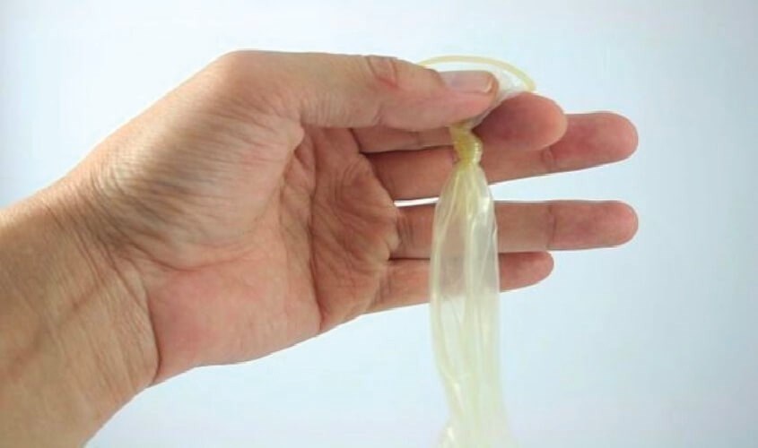 Buộc thật kỹ bao cao su rồi bỏ vào thùng rác, tuyệt đối không được tái sử dụng bao