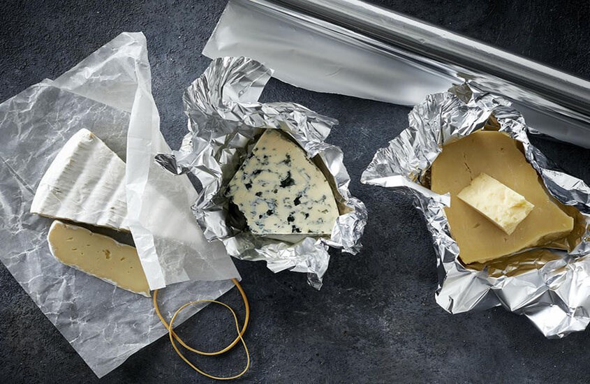 Dùng túi hút chân không hoặc giấy nến để bọc phô mai
