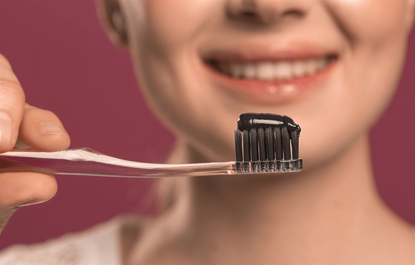 Kem đánh răng than hoạt tính loại bỏ ố vàng, giúp răng trắng sáng