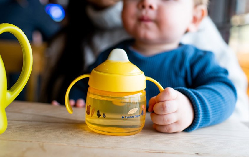 Mẹ hãy cho bé uống đủ nước bằng cách chọn muaBình tập uống nhựa PP Tommee Tippee SuperStar (447827) 190 ml - vàng có hình con vật ngộ nghĩnh