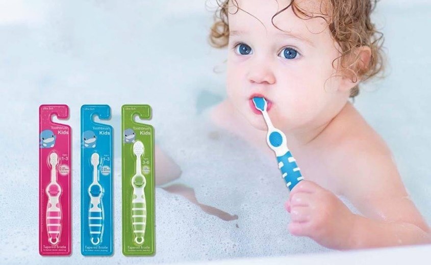 Sử dụng bàn chải răng cho bé KuKu KU1127 để vệ sinh răng miệng cho bé