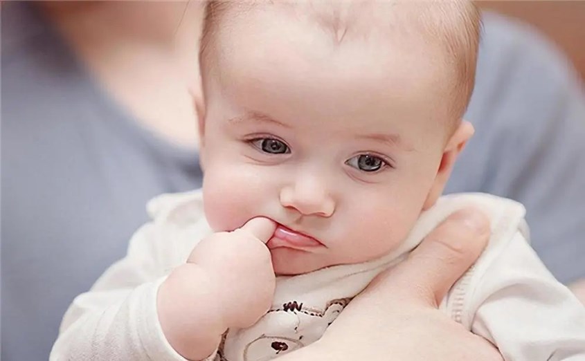 Thói quen ngậm ti giả và mút tay của bé