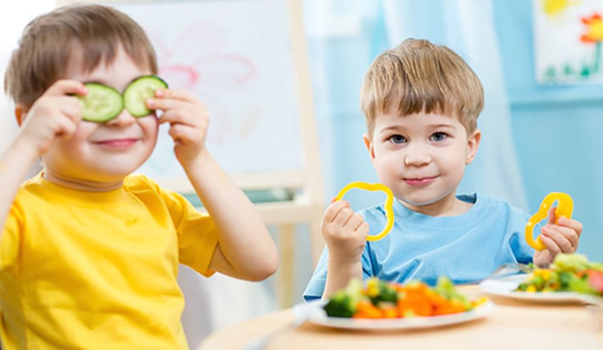 Bố mẹ nên lên thực đơn ăn uống phù hợp cho trẻ