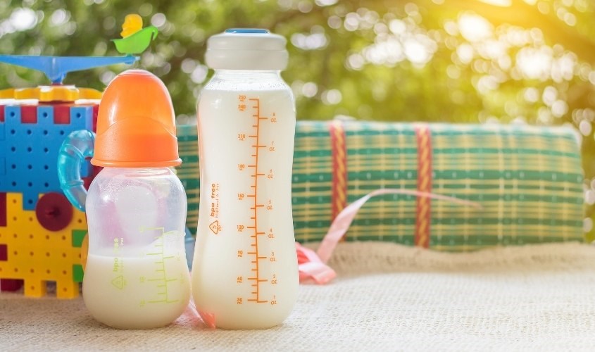 Mẹ có thể chia nhỏ sữa cho bé uống