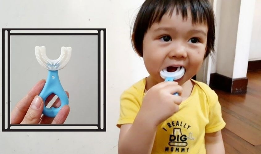 Đặt bàn chải đánh răng ôm trọn hàm răng của bé