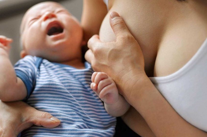 Bé quấy khóc do không bú đủ sữa mẹ. Ảnh: Internet
