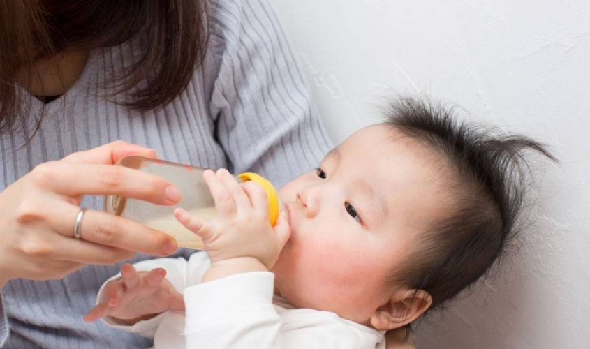 Mẹ tránh cho bé bú sữa lúc ngủ vì axit có thể tấn công men răng Mẹ tránh cho bé bú sữa lúc ngủ vì axit có thể tấn công men răng